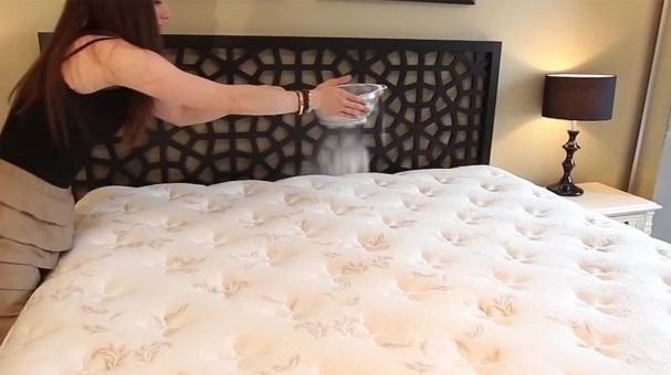 Baking soda giúp hút ẩm và khử mùi hiệu quả