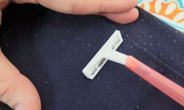 Dùng dao cạo râu để loại bỏ lông xù trên ga giường