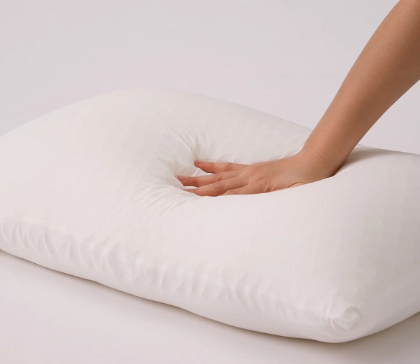 Nên chọn gối có độ cứng mềm vừa phải sẽ giúp nâng đỡ và bảo vệ cột sống cổ tốt hơn